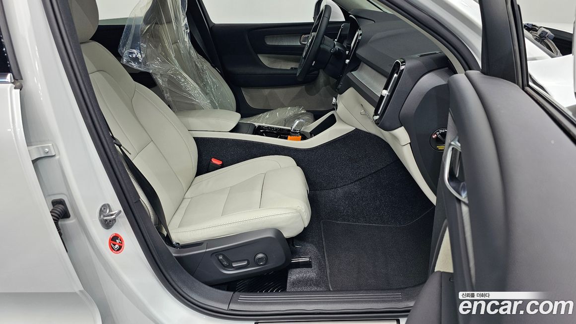 Volvo XC40 2025