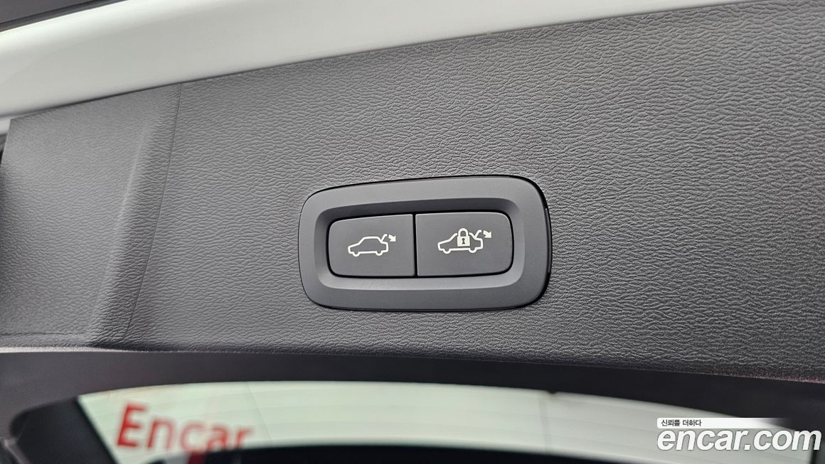 Volvo XC40 2025