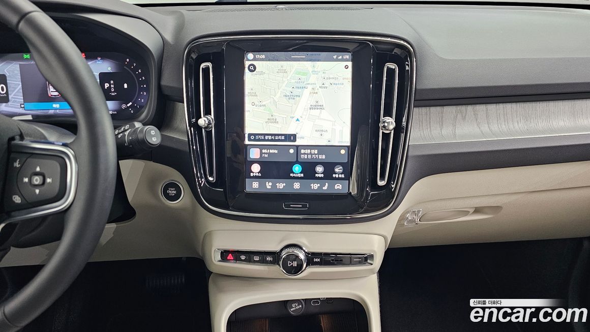Volvo XC40 2025