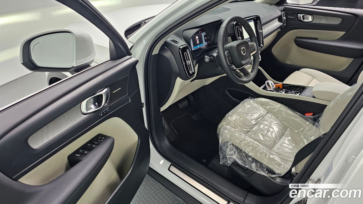 Volvo XC40 2025