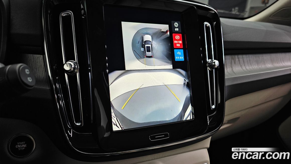 Volvo XC40 2025
