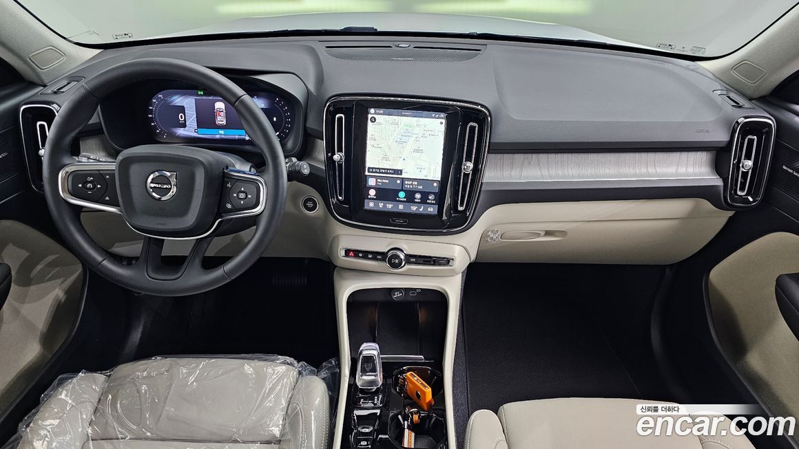 Volvo XC40 2025
