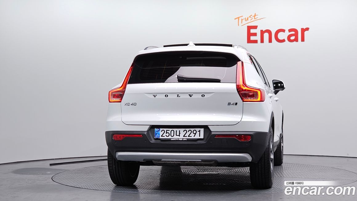 Volvo XC40 2025