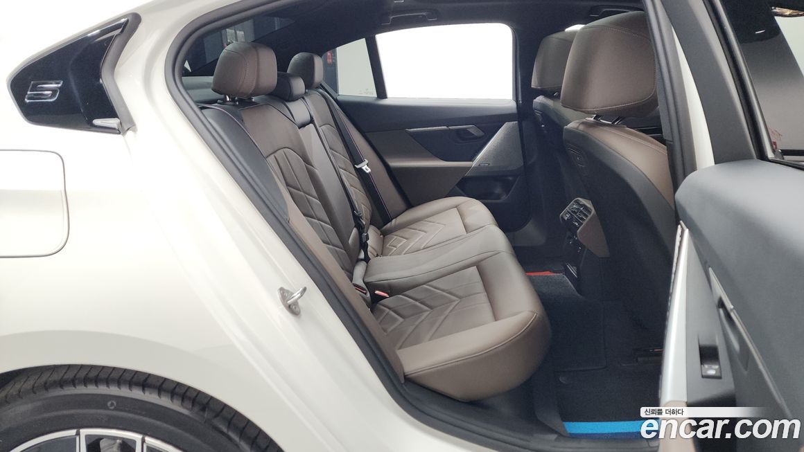 BMW 5-Series 2024