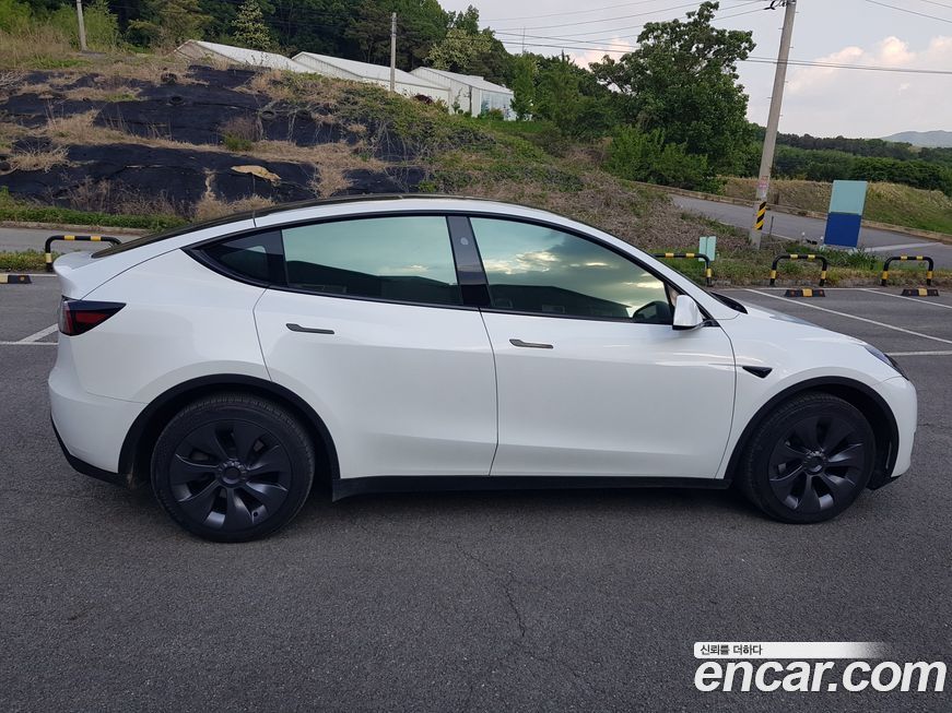 Tesla Model Y 2025