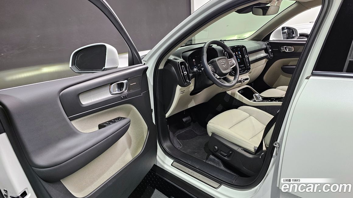 Volvo XC40 2025