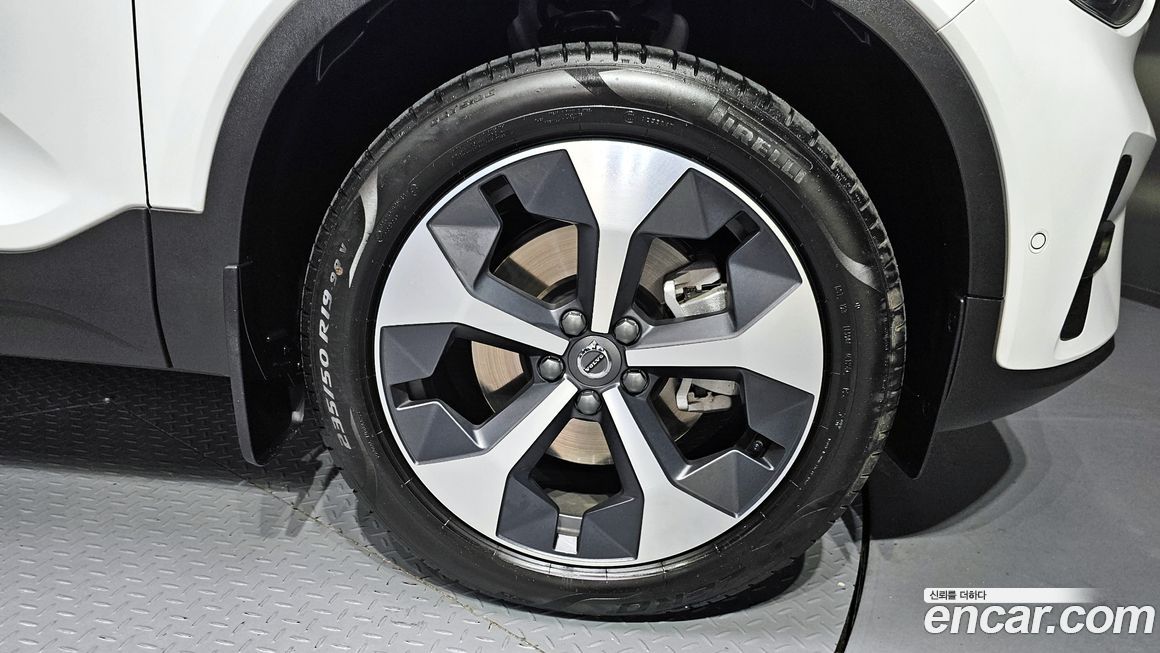 Volvo XC40 2025