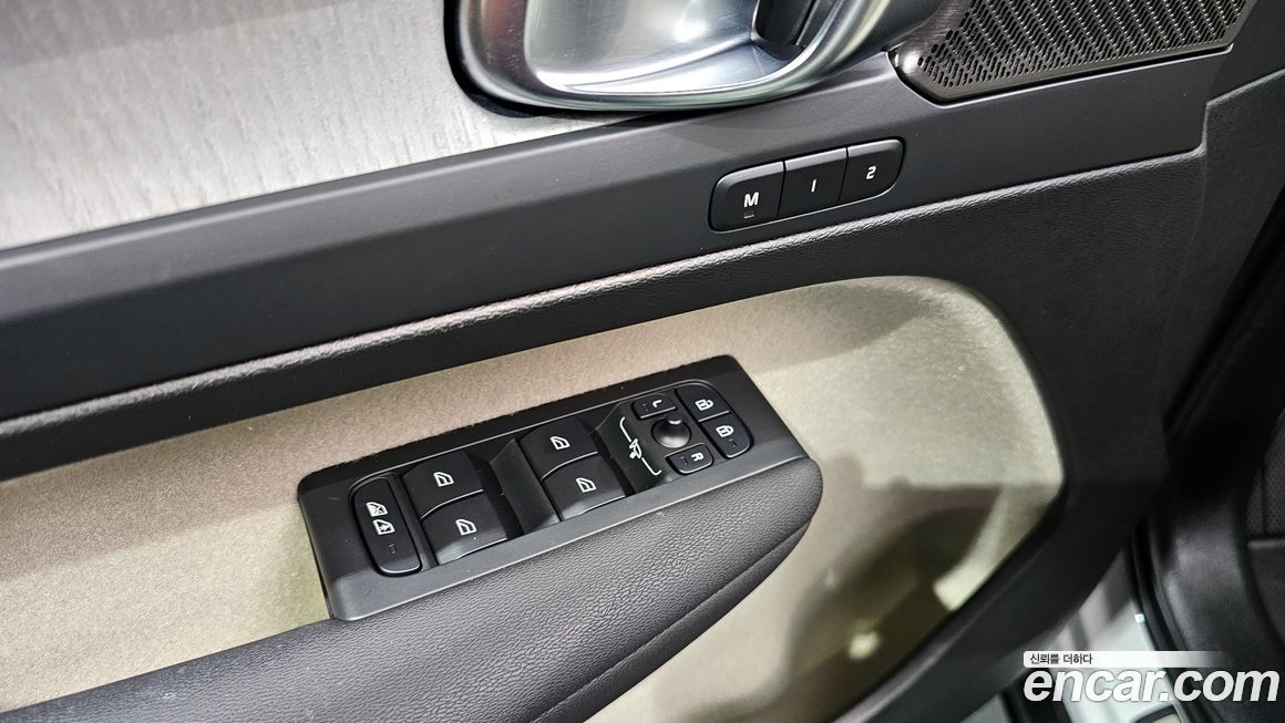 Volvo XC40 2025