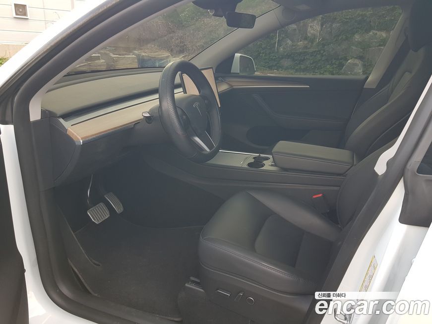 Tesla Model Y 2025