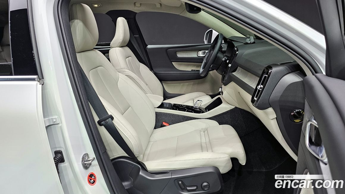 Volvo XC40 2025