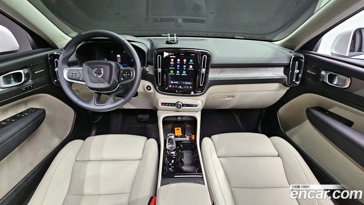 Volvo XC40 2025