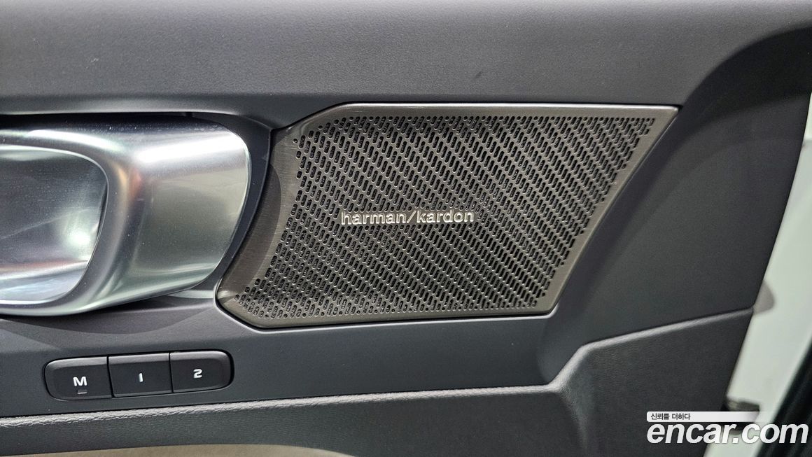Volvo XC40 2025