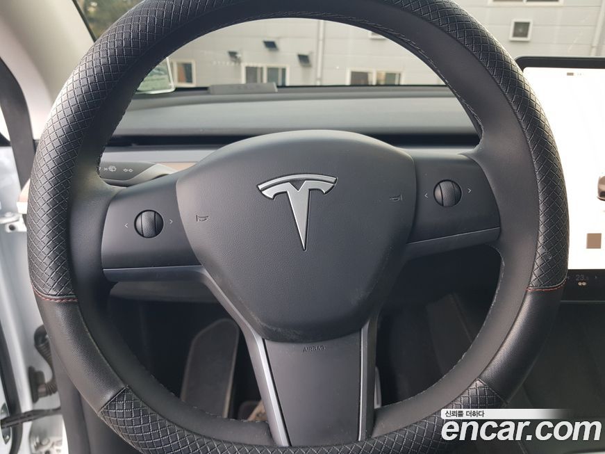 Tesla Model Y 2025
