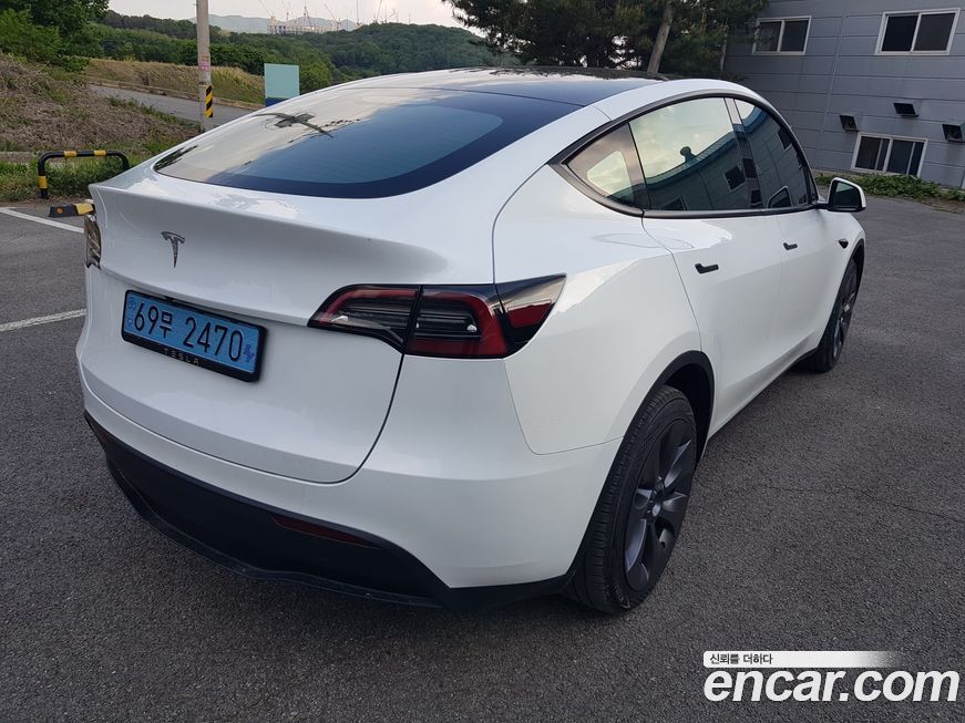 Tesla Model Y 2025