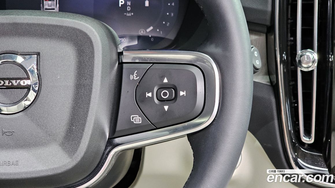 Volvo XC40 2025