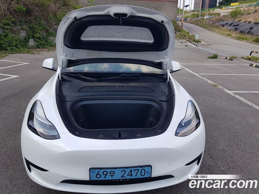 Tesla Model Y 2025