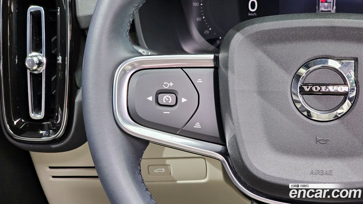Volvo XC40 2025