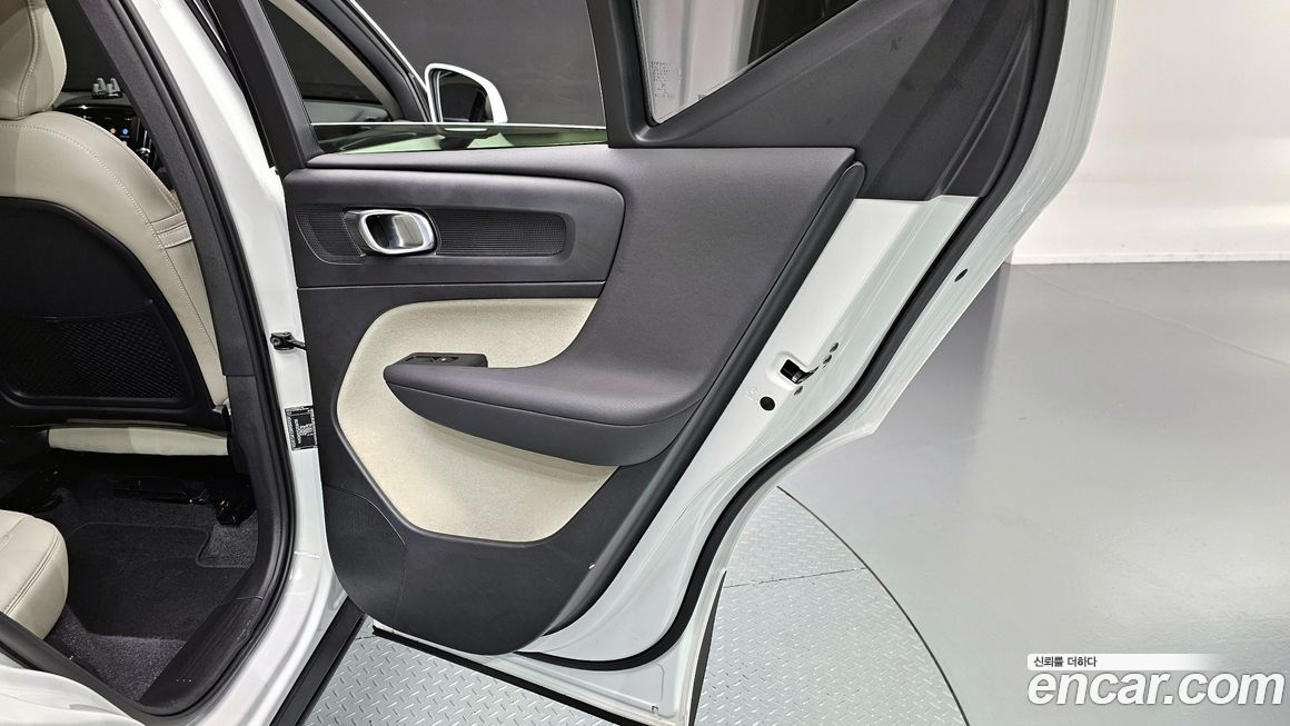 Volvo XC40 2025