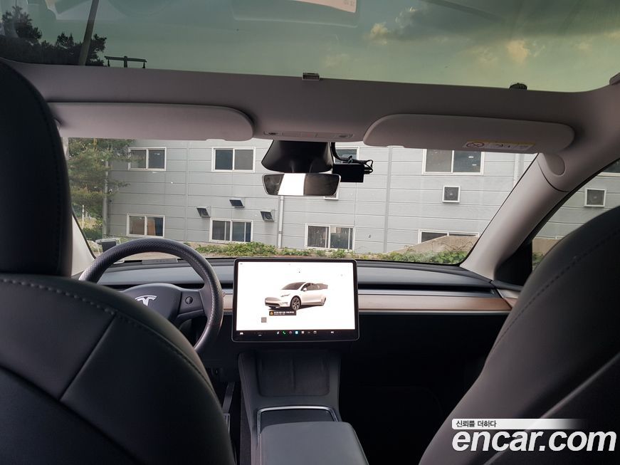 Tesla Model Y 2025