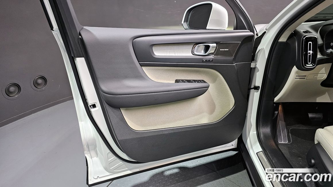 Volvo XC40 2025