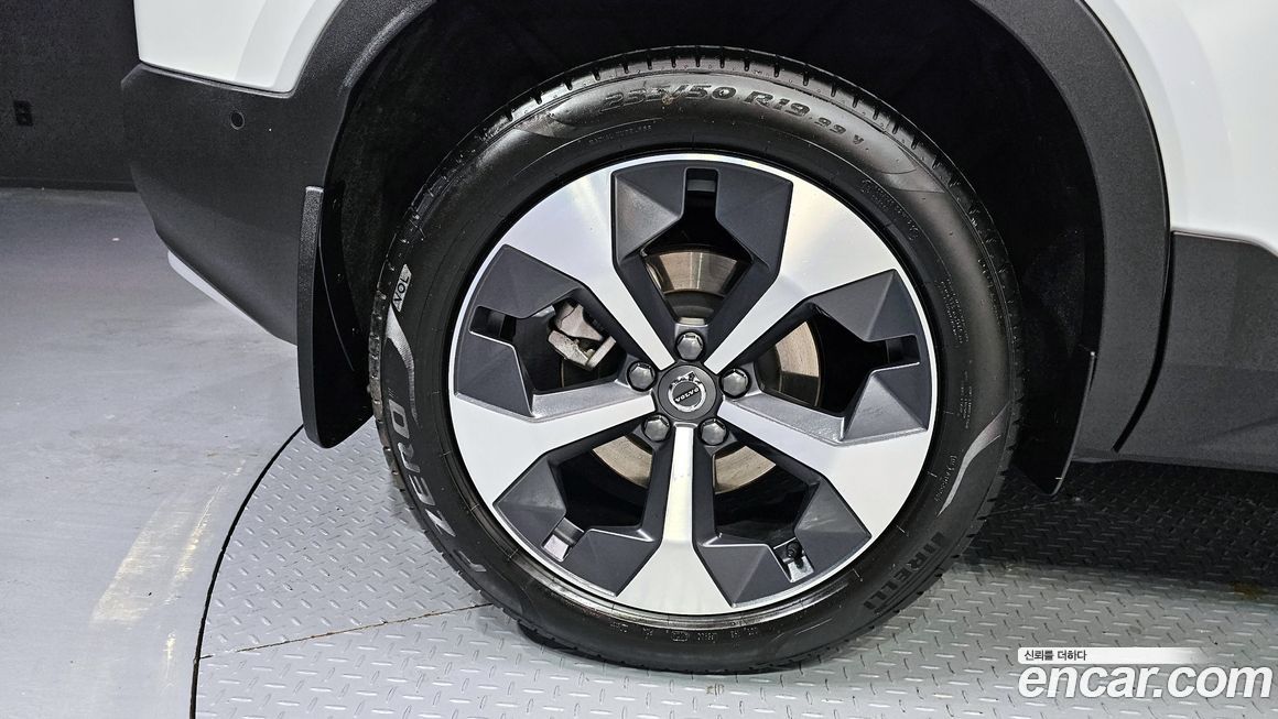 Volvo XC40 2025