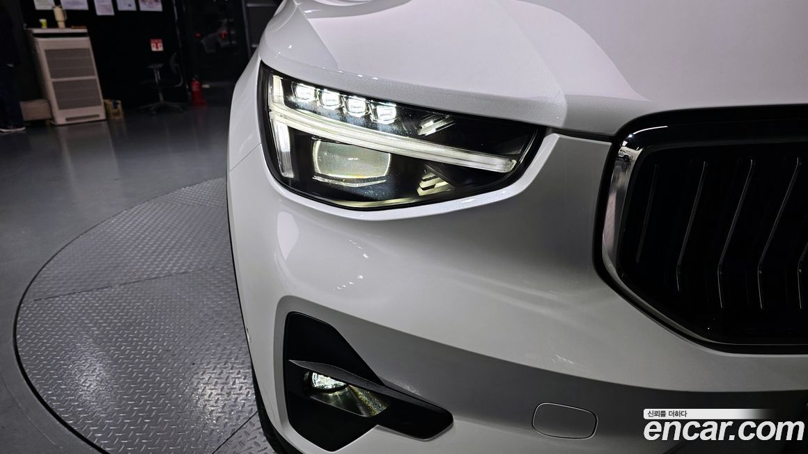 Volvo XC40 2025