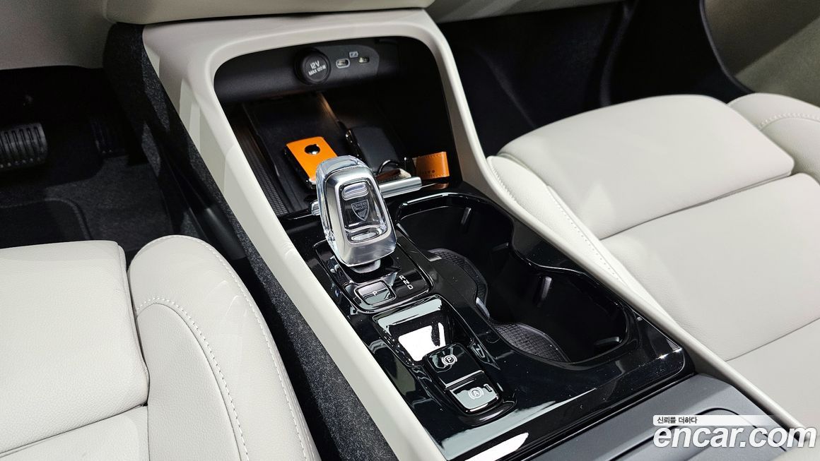 Volvo XC40 2025