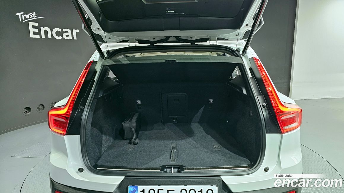 Volvo XC40 2025