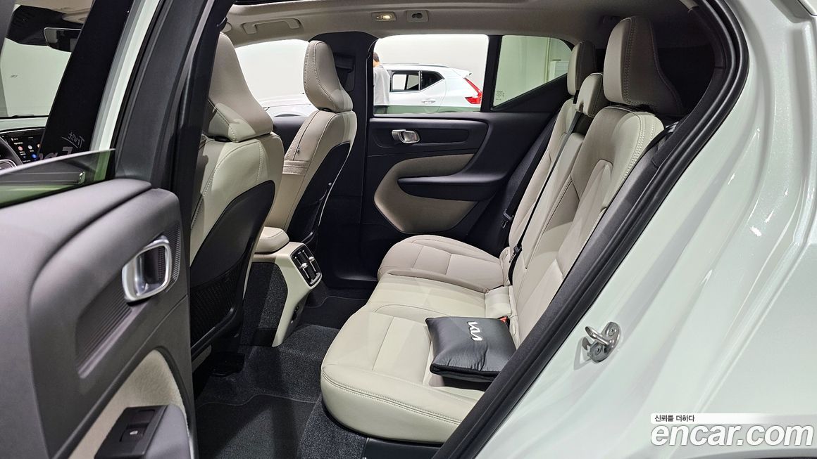Volvo XC40 2025