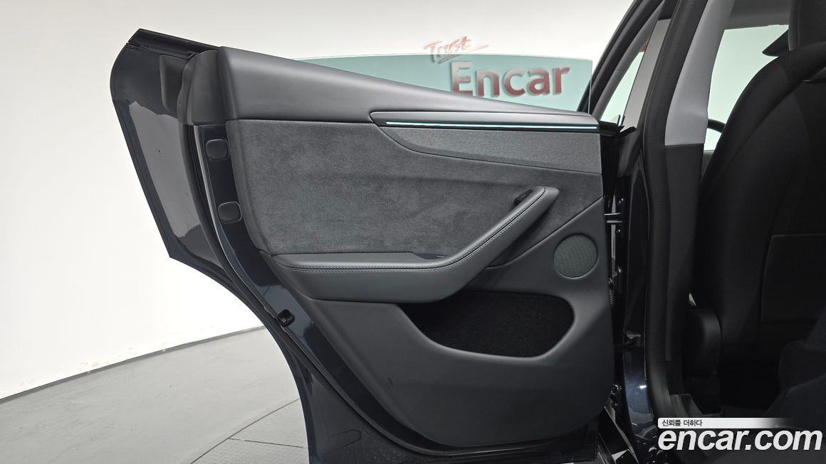 Tesla Model Y 2025