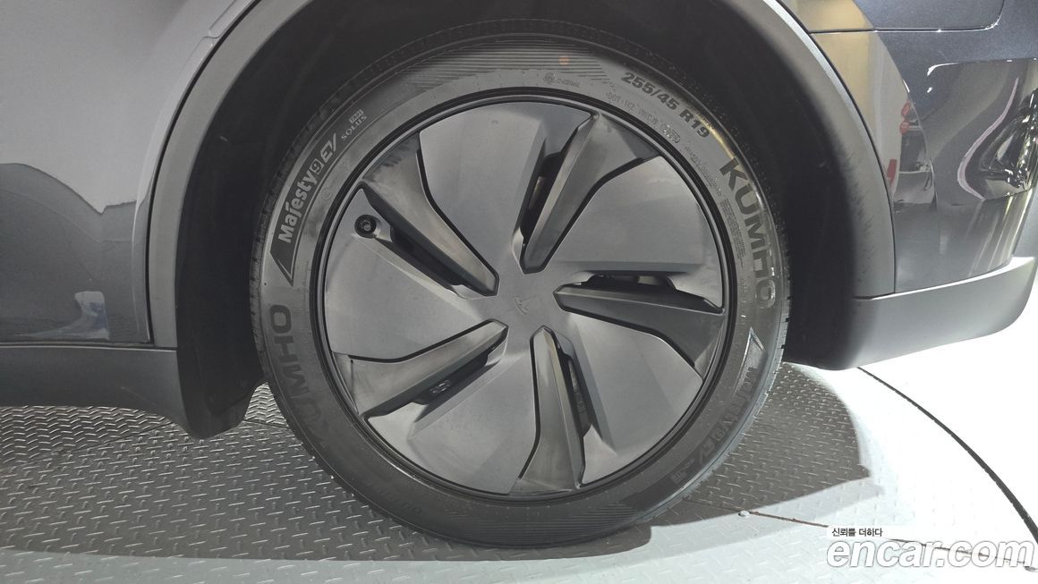 Tesla Model Y 2025