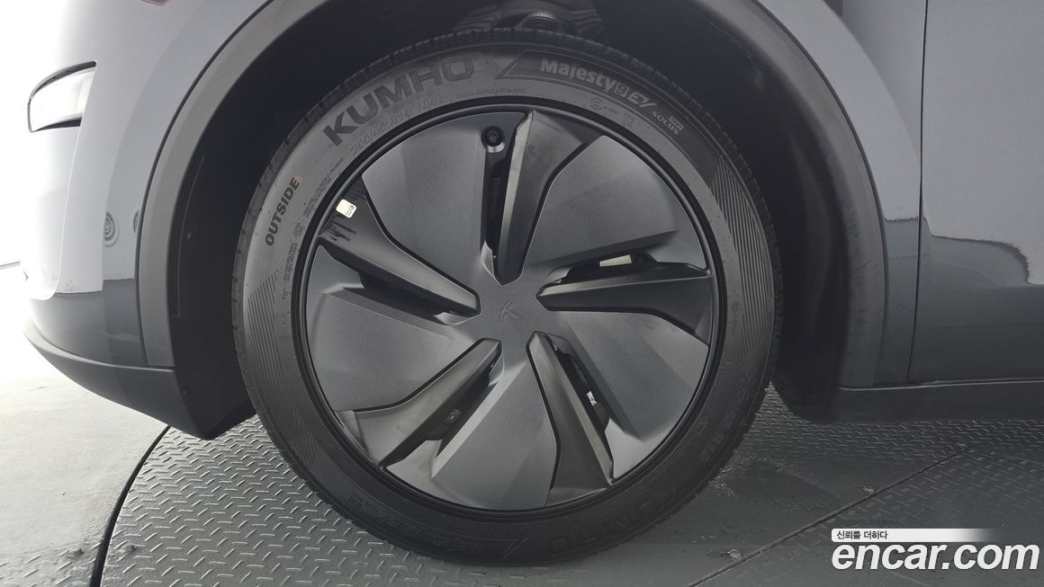 Tesla Model Y 2025
