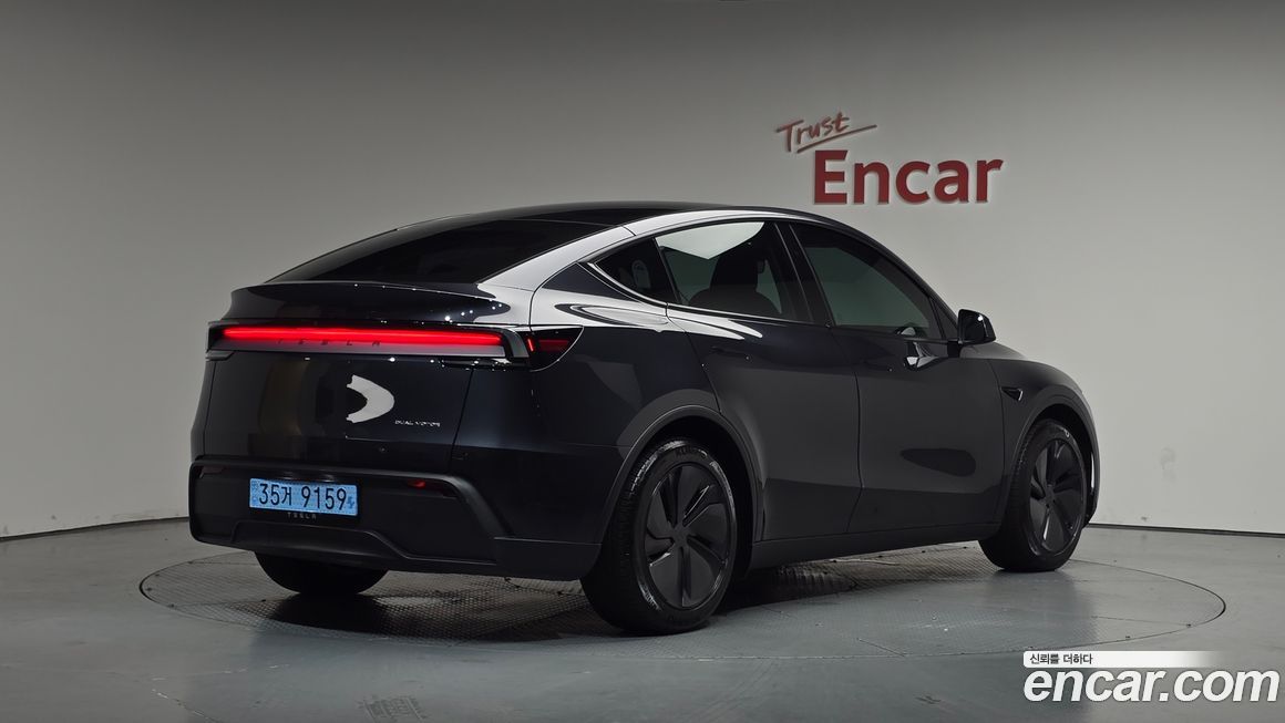 Tesla Model Y 2025
