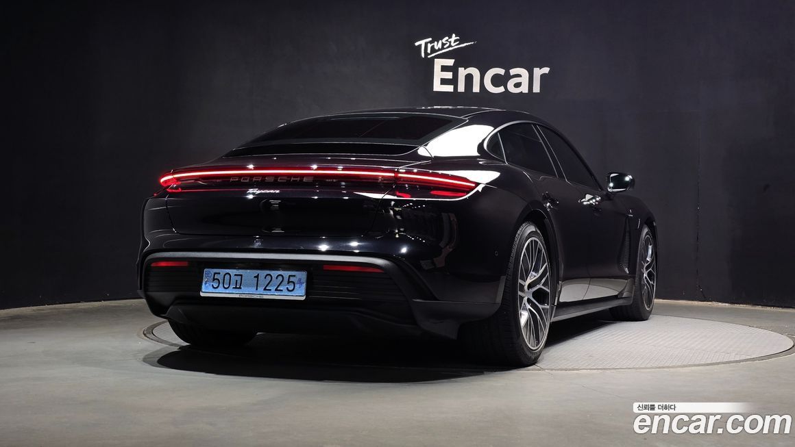 Porsche Taycan 2025