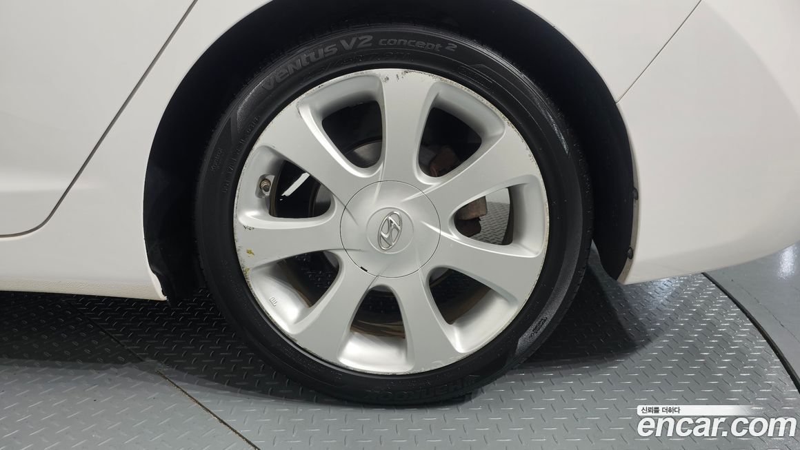 Hyundai AVANTE 2012