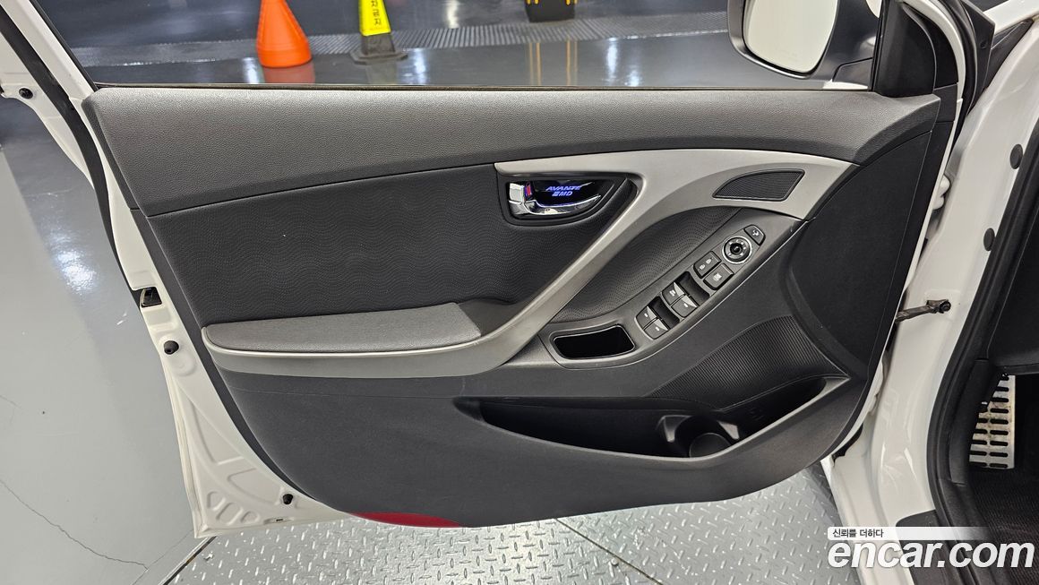 Hyundai AVANTE 2012