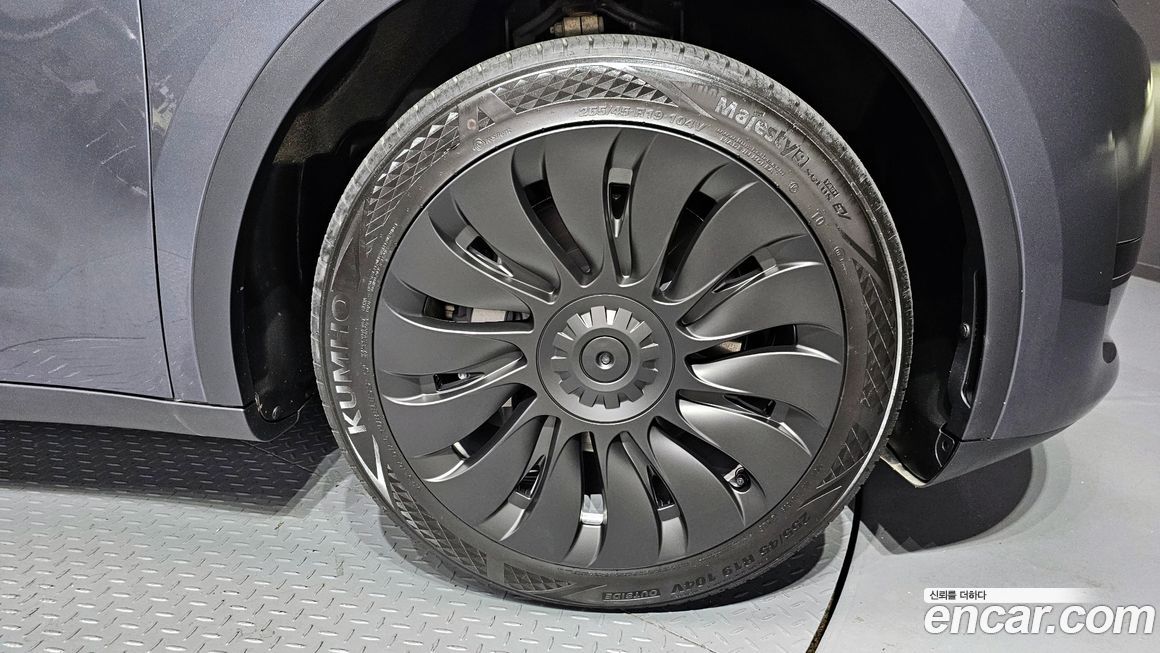 Tesla Model Y 2024