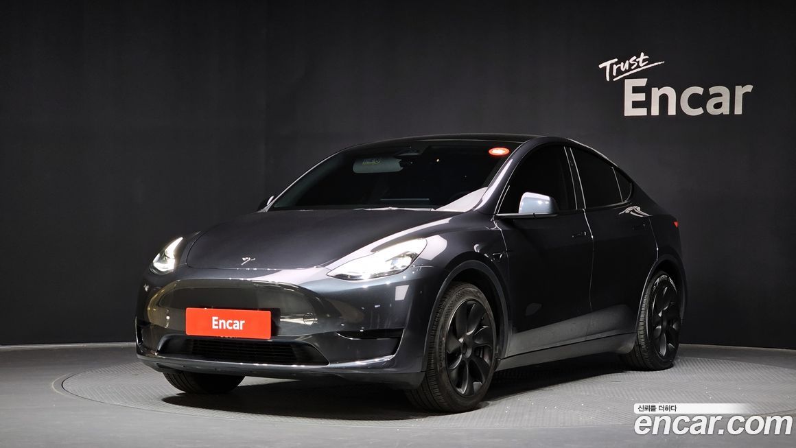 Tesla Model Y 2025