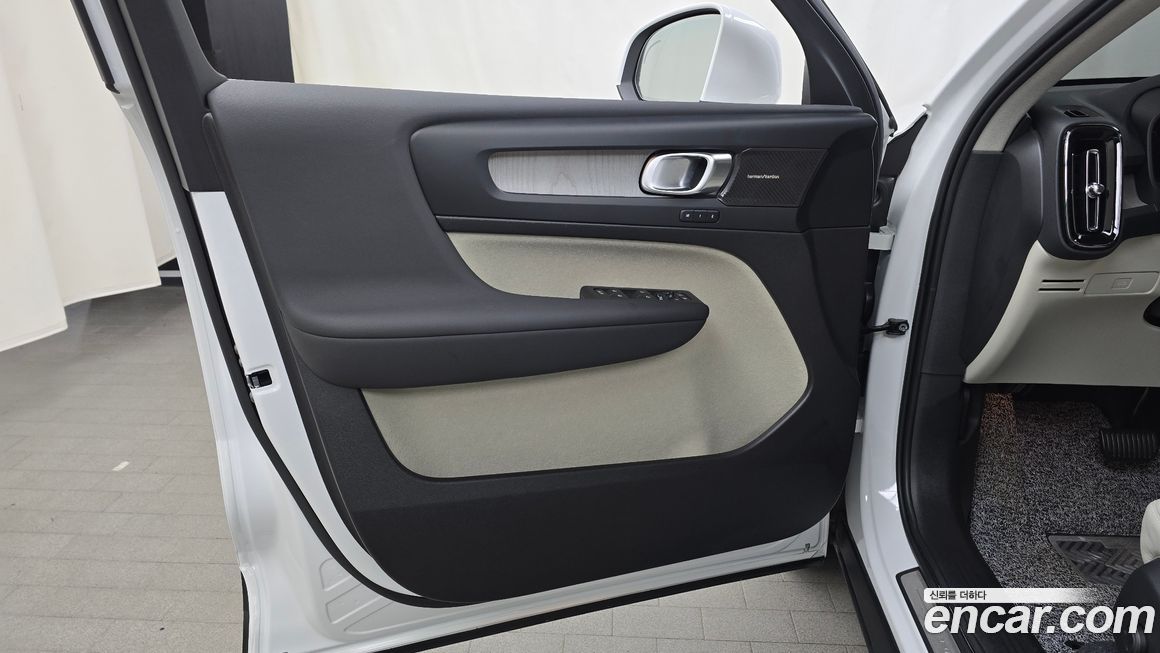 Volvo XC40 2025
