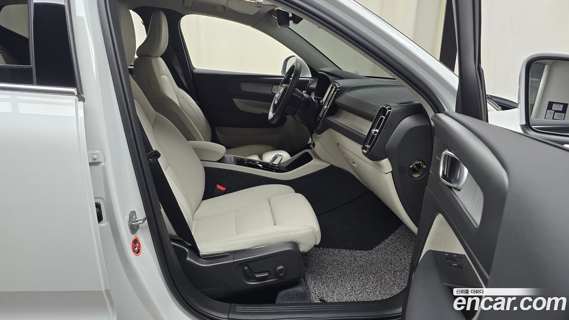 Volvo XC40 2025
