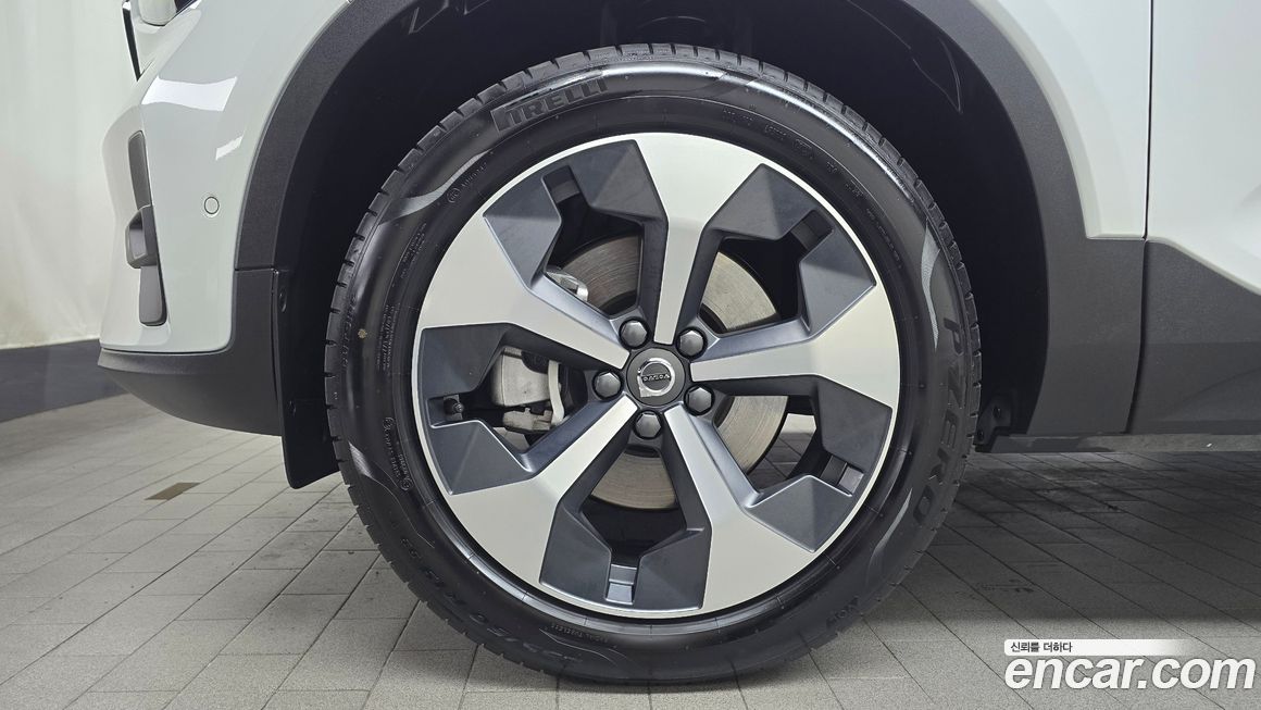 Volvo XC40 2025