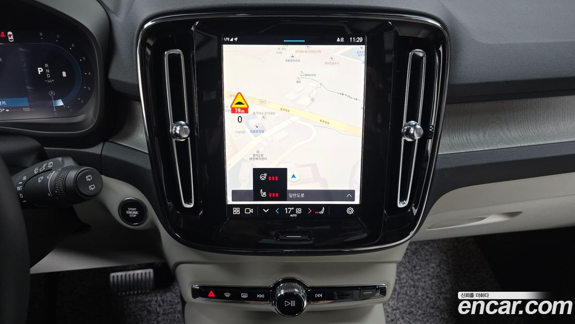 Volvo XC40 2025