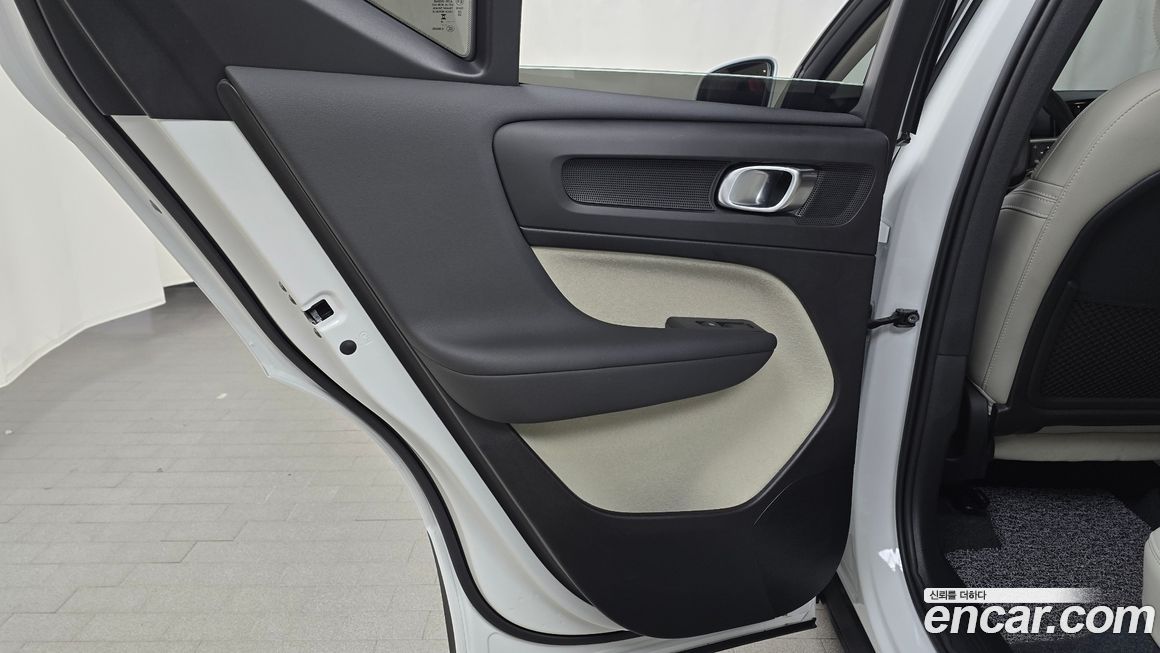 Volvo XC40 2025