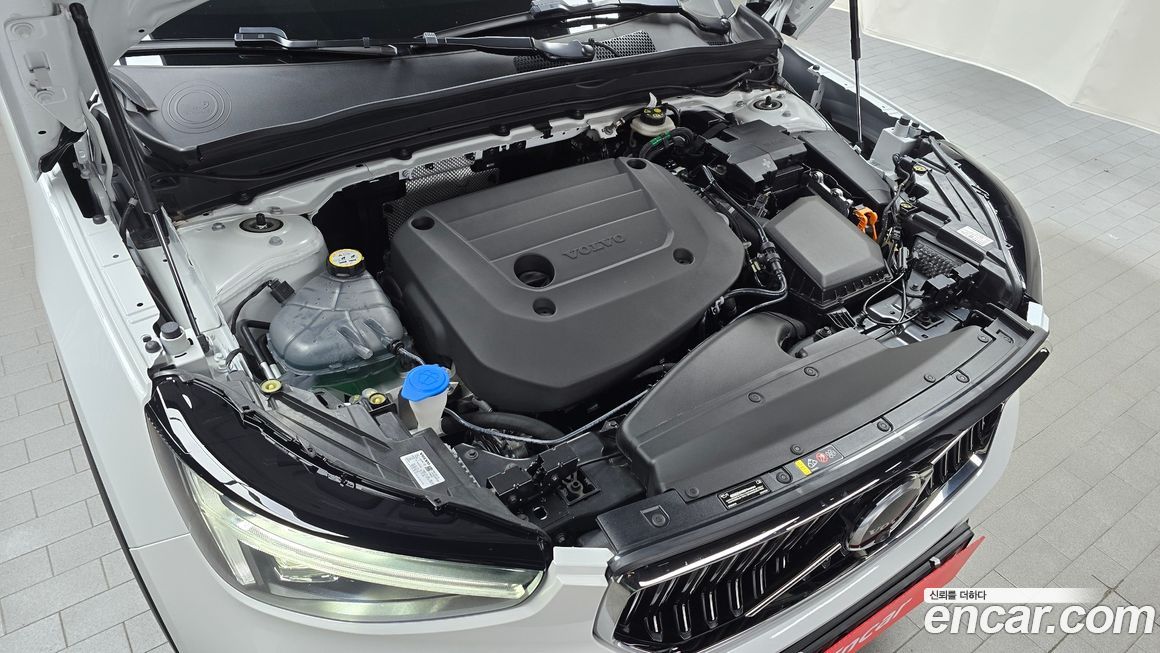 Volvo XC40 2025
