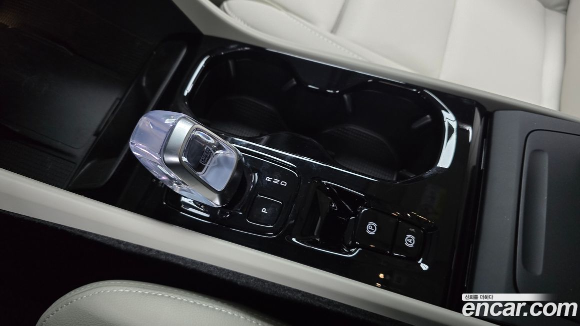 Volvo XC40 2025