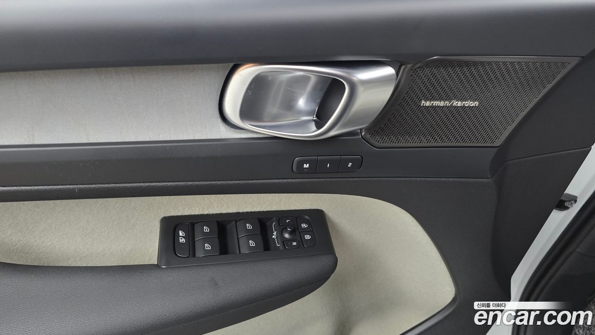 Volvo XC40 2025