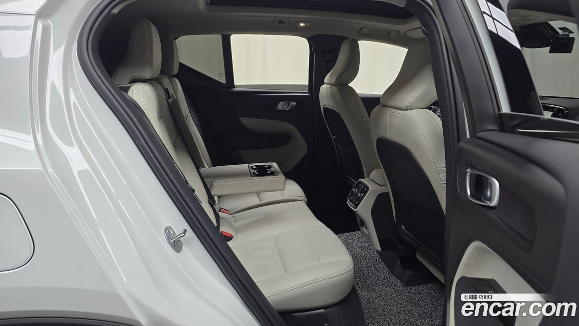 Volvo XC40 2025