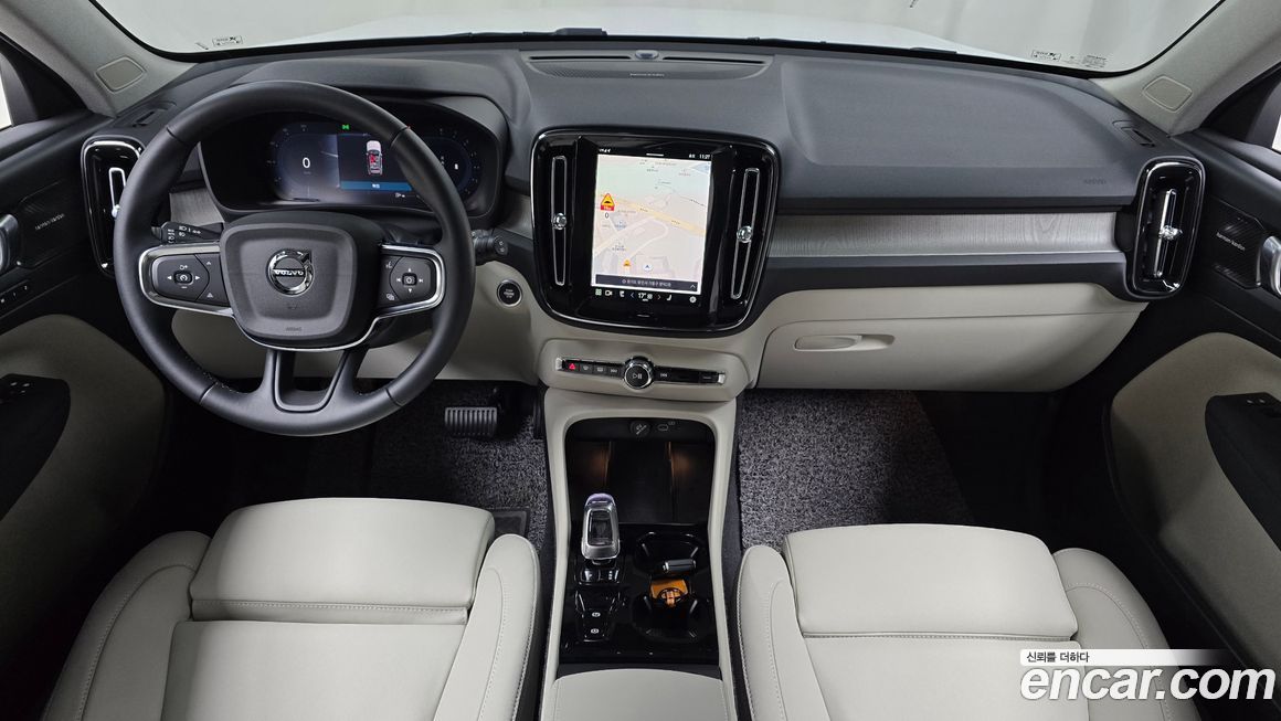 Volvo XC40 2025