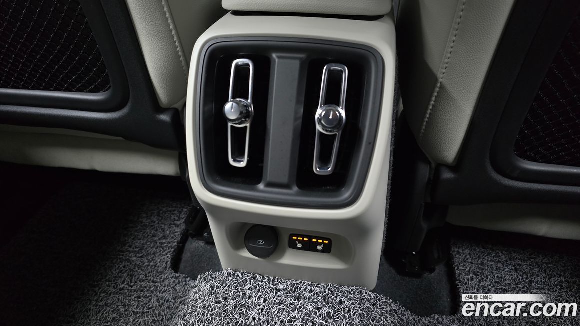 Volvo XC40 2025