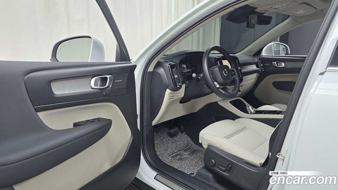 Volvo XC40 2025